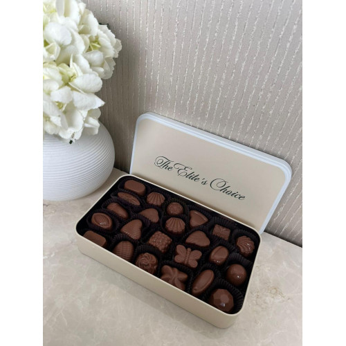 علبة شوكولا وسط